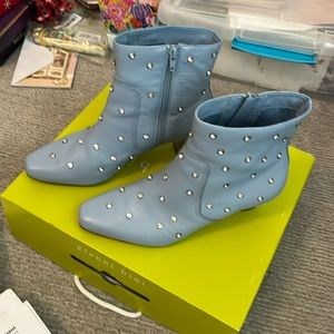 Beutiful light blue short boots!